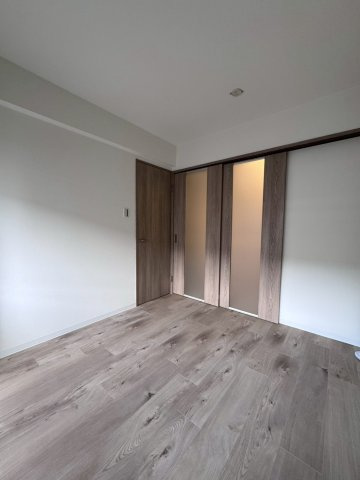 旭コーポA棟の洋室|洋室と洋室の間に扉付きで行き来できます。