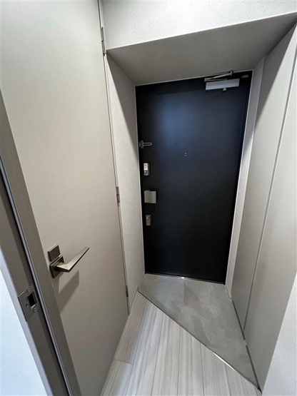 【玄関】 | SYFORME YOKOHAMA-BANDOBASHI | ※同タイプ203号室参考写真です（カラータイプが異なる場合がございます）