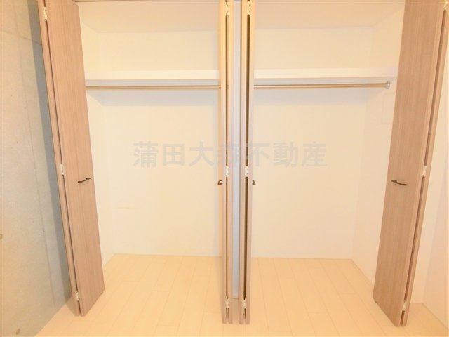 LEGALAND(リーガランド大森山王の収納|6.1帖洋室の収納　大容量の壁一面クローゼット