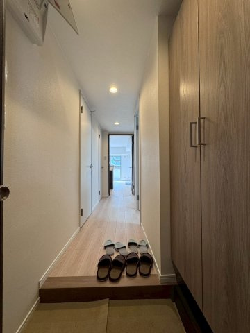 日商岩井菫橋ハイツの玄関|大容量のシューズボックス付きです。靴の多いお洒落さんにも安心です。