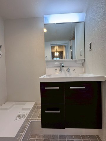 日商岩井菫橋ハイツの独立洗面台|三面鏡付きの洗面台で便利です。