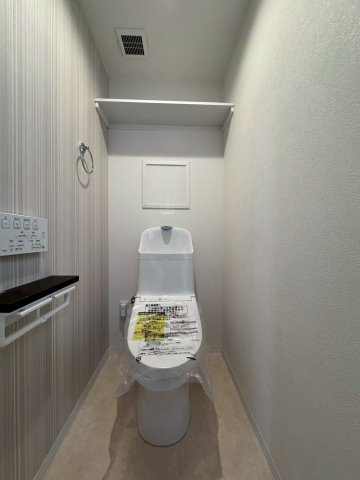 日商岩井菫橋ハイツのトイレ|棚付き。温水洗浄便座付きです。