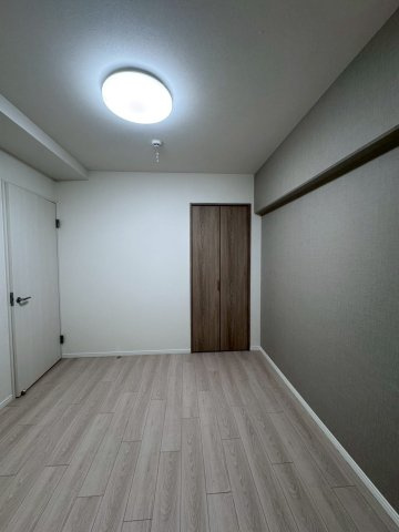 日商岩井菫橋ハイツの洋室|約5.2帖の洋室は主寝室としてもオススメです。