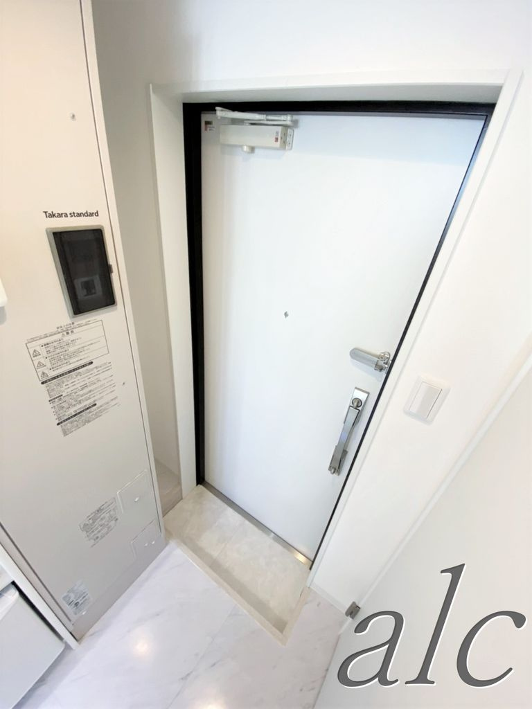 フレシール中落合の玄関|☆敷金ゼロ・礼金ゼロ！！ネット無料！ホワイトタイル使用☆　同シリーズ