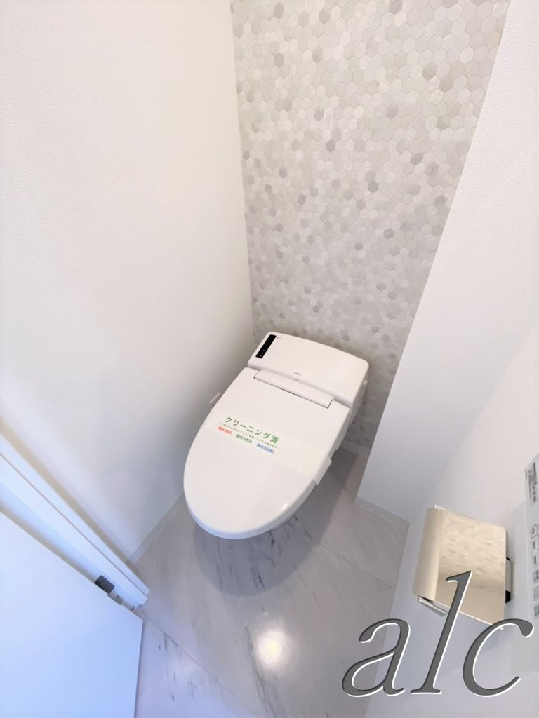 フレシール中落合のトイレ|☆敷金ゼロ・礼金ゼロ！！ネット無料！ホワイトタイル使用☆　同シリーズ