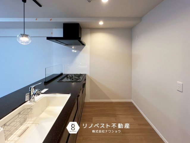 ライオンズマンション若江東壱番館のキッチン|ペンダントライトがアクセントになっていておしゃれですね♪
