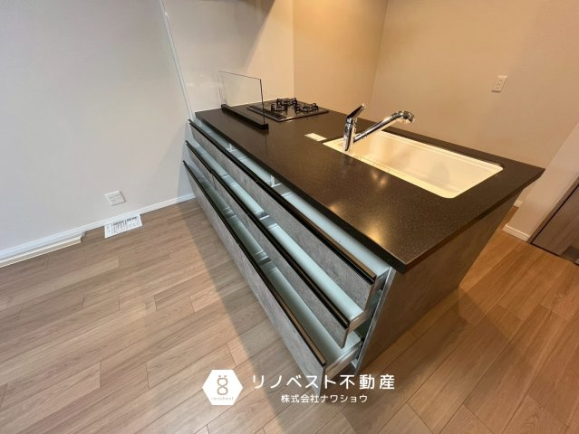 ライオンズマンション若江東壱番館のキッチン|カウンターキッチンのリビング側には、引き出しタイプの収納がございます。
食器や日用品の収納にも便利ですね♪