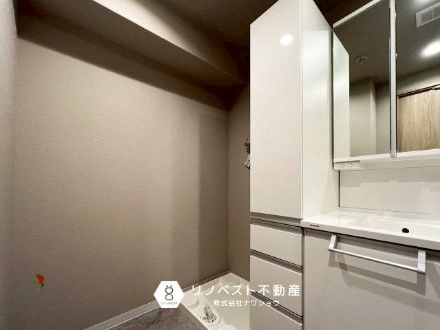 ライオンズマンション若江東壱番館の脱衣所|洗面所には大容量の収納棚付き◎
家族全員分のパジャマや洗剤、スキンケアの収納などにも便利です♪