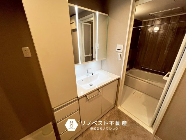 ライオンズマンション若江東壱番館の独立洗面台|ホテルライクなおしゃれな独立洗面台。
三面鏡の裏にも収納スペースがございます◎