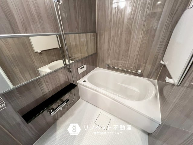 ライオンズマンション若江東壱番館の浴室|浴室暖房乾燥機・追い焚き機能付きの浴室。
リフォーム済みで、清潔感のある内装ですね◎