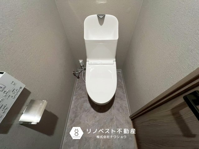 ライオンズマンション若江東壱番館のトイレ|温水洗浄機能付きのトイレ。
数少ないプライベート空間はシンプルな内装で落ち着きますね♪