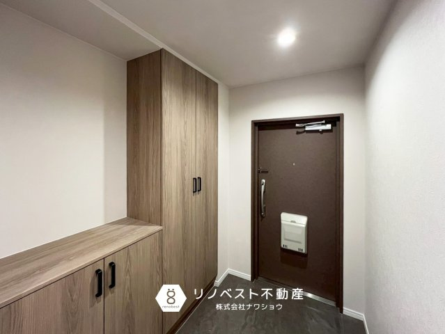 ライオンズマンション若江東壱番館の玄関|大容量のシューズボックス完備。
ブーツなどの背の高い靴もスッキリ収納できますね◎