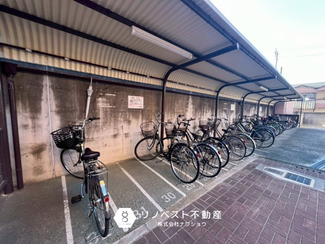 ライオンズマンション若江東壱番館の駐輪場|【リノベスト不動産】女性スタッフ・男性スタッフ共に活躍中！
