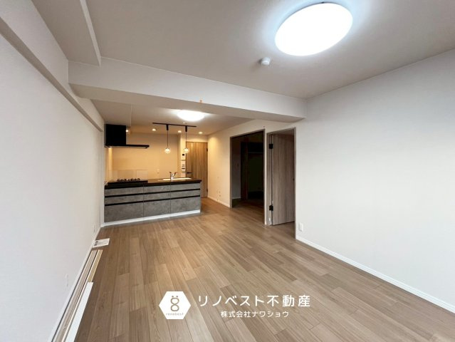 ライオンズマンション若江東壱番館の居間・リビング|約16.6帖のLDK！
洋室への動線が2ヶ所あるので、小さなお子様がいるご家族も安心♪