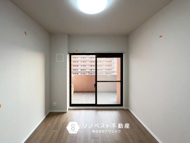 ライオンズマンション若江東壱番館の洋室|バルコニーへの出入りも楽々♪
勉強や仕事の合間の気分転換にいいですね！