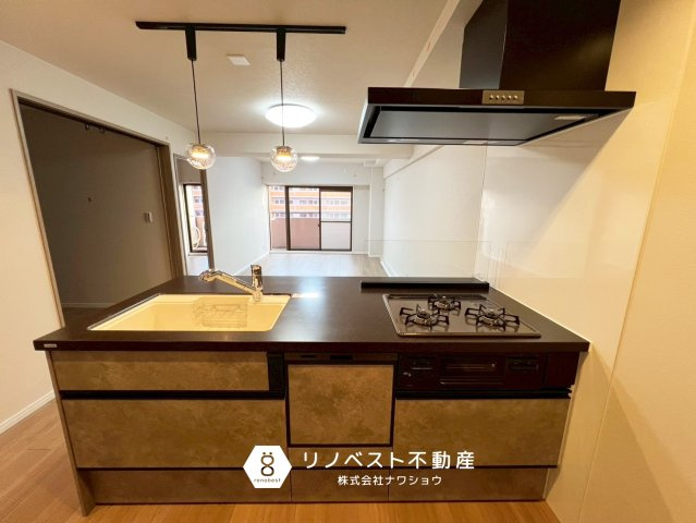 ライオンズマンション若江東壱番館のキッチン|食洗機付きのカウンターキッチン。
フラットタイプなので、作業スペースがしっかり確保されています◎