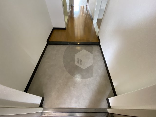 プルミエハイツ花園の玄関