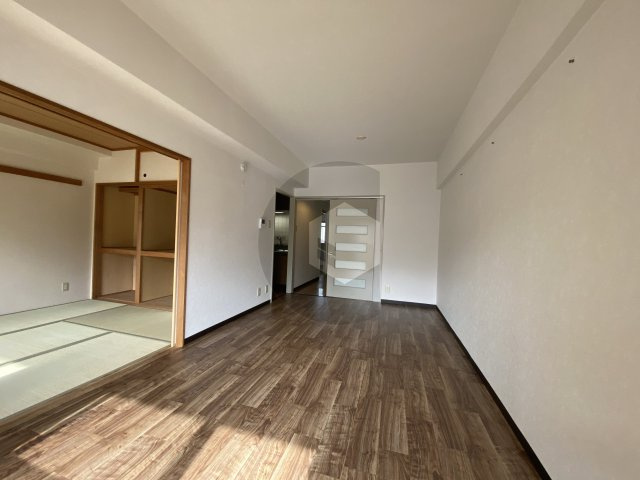 プルミエハイツ花園の居間・リビング