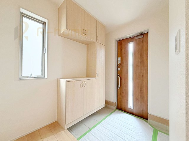 第2古河市諸川　新築戸建て　1号棟の玄関|玄関には便利なシューズクロークを設置。アウトドア用品やベビーカーなどの収納に役立ちますね♪