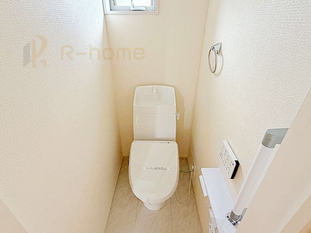 第2古河市諸川　新築戸建て　1号棟のトイレ|温水洗浄便座付きのトイレ。
トイレが２ヵ所設置で朝の忙しい時間でも安心です。