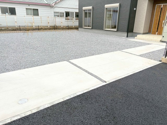 第2古河市諸川　新築戸建て　1号棟の駐車場|カースペースは3台完備。ゲスト用のスペースも確保できますね♪