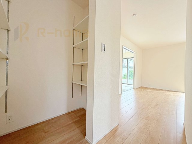第2古河市諸川　新築戸建て　1号棟の収納|キッチンにはパントリーを設置！キッチン回りの整理整頓の悩みも解決♪