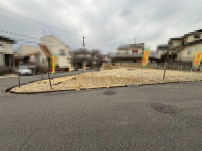 【前面道路含む現地写真】 | 赤坂台５丁　売土地　全２区画 | 現地見学当日から承っております♪現地周辺の環境や、駅までの道のりなど周辺環境も合わせてご確認いただき、ぜひご検討ください！
