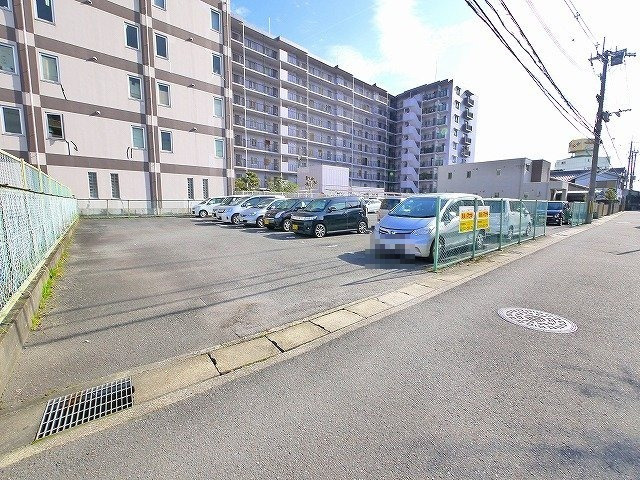 朝日屋モータープールの外観