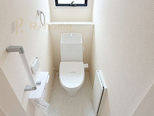 第2古河市諸川　新築戸建て　2号棟のトイレ|温水洗浄便座付きのトイレ。
トイレが２ヵ所設置で朝の忙しい時間でも安心です。