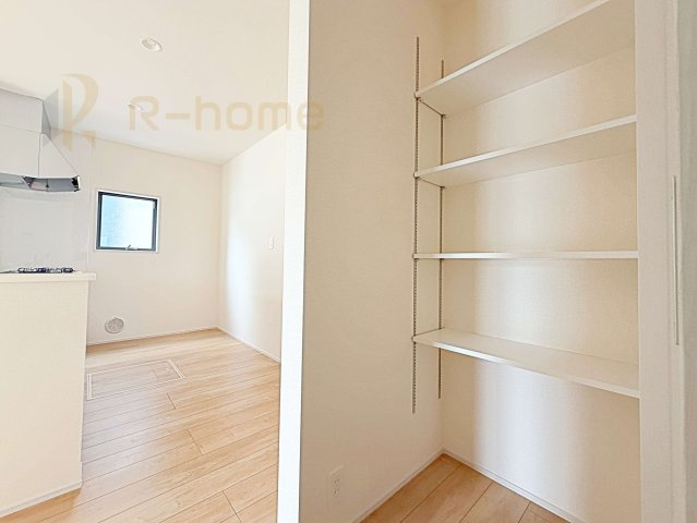 第2古河市諸川　新築戸建て　2号棟の収納|キッチンにはパントリーを設置！キッチン回りの整理整頓の悩みも解決♪