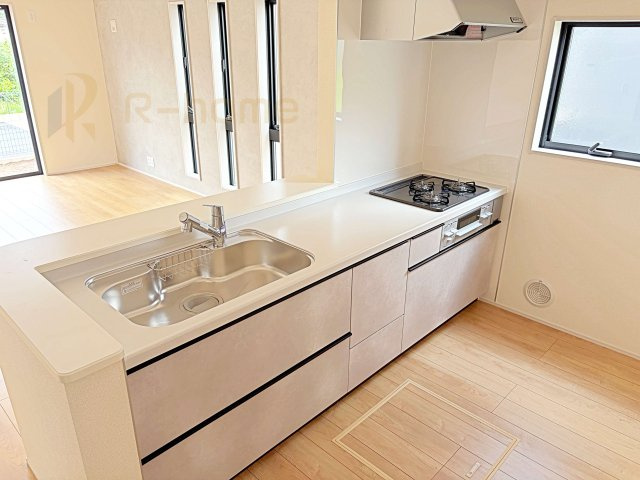 第2古河市諸川　新築戸建て　2号棟のキッチン|料理をしながら家族とコミュニケーションが取れる対面式システムキッチン。