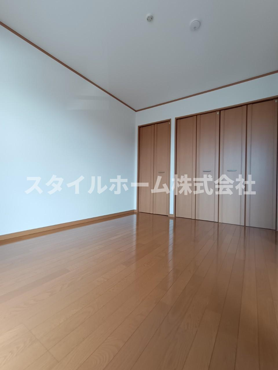 ベルバランセ白鳥の居間・リビング|同建物内別部屋の写真です。