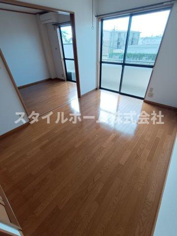 ベルバランセ白鳥の居間・リビング|同建物内別部屋の写真です。