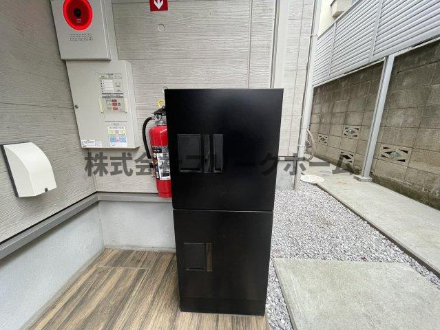 三鷹市下連雀１丁目のアパートのロビー