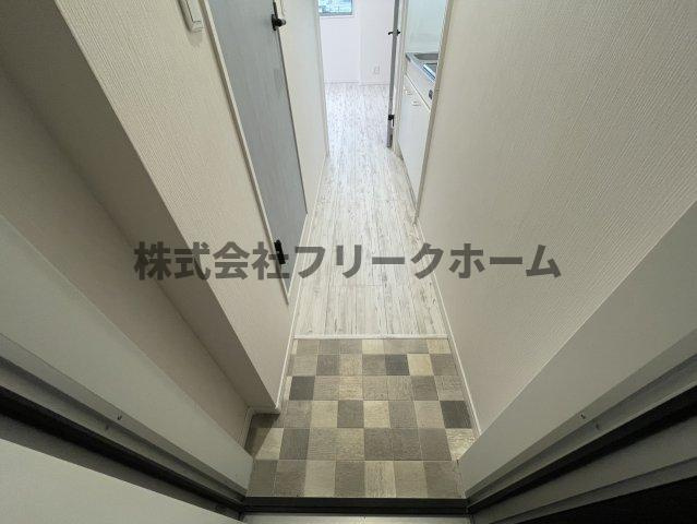 三鷹市下連雀１丁目のアパートの玄関