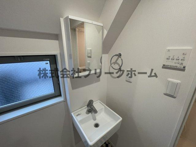 三鷹市下連雀１丁目のアパートの独立洗面台