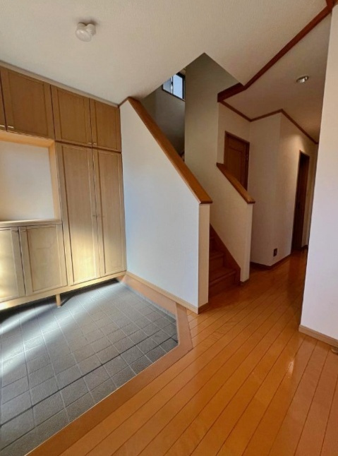 太田3丁目の玄関|シンプル且つモダンなエントランス＆ホール。ゆとりを感じさせる上質で明るい空間が住まう人や訪れる人を心地よく迎え入れてくれます。