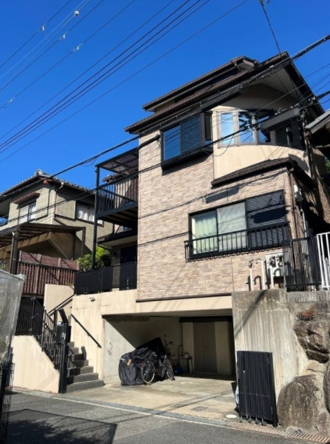 太田3丁目の前面道路含む現地写真|モダンなデザインと個性あふれる外観で、訪れる人を魅了。街並みに馴染みつつも、確かな存在感を放つ家です。