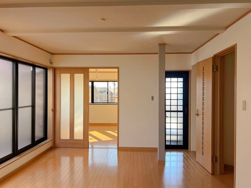 太田3丁目の居間・リビング|シンプルなリビングだからこそ、家族の成長に合わせて柔軟に使える空間に。ベビー期も学齢期も対応しやすく、暮らしにフィットする安心の間取りです。