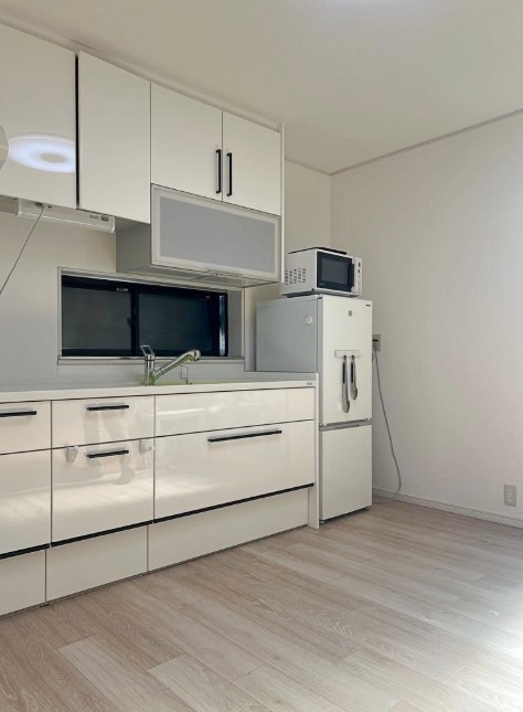 太田3丁目のキッチン|壁に沿った配置で動線スッキリの壁付キッチン。調理や片付けが効率よく行え、コンパクトながら機能的な設計で暮らしやすさを実感できる空間です