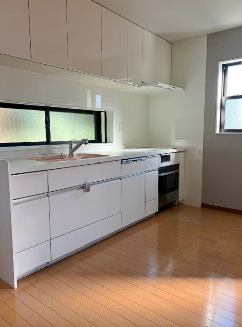 太田3丁目のキッチン|使いやすさを追求した設備が揃うシステムキッチン。広々作業スペースや収納の充実で、家族のごはん作りをしっかりサポートします。