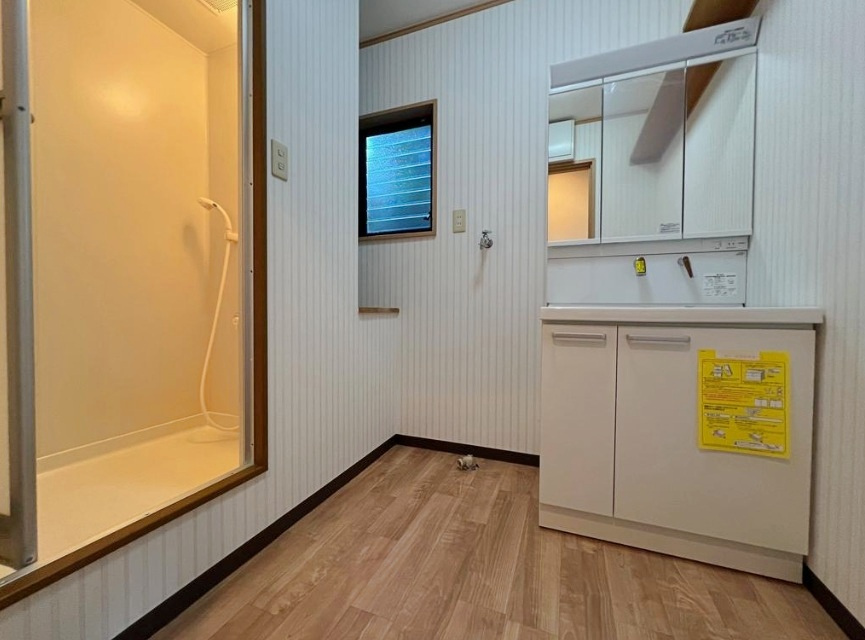 太田3丁目の独立洗面台|三面鏡洗面化粧台付きで、身だしなみチェックもラクラク。鏡裏収納で小物もすっきり整理でき、洗面スペースを美しく使える快適な住まいです