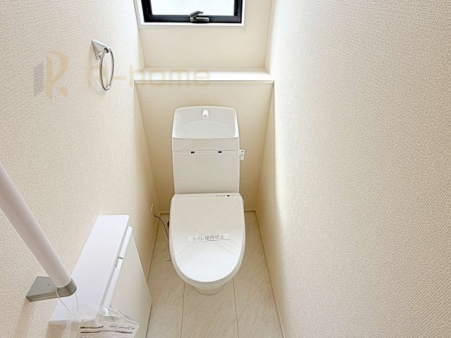 第2古河市諸川　新築戸建て　3号棟のトイレ|小窓が付いた明るいトイレ♪
温水洗浄便座付きです。