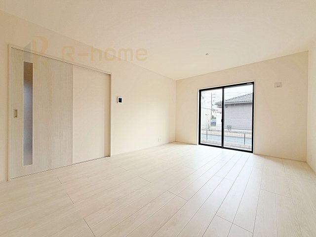 第2古河市諸川　新築戸建て　3号棟の居間・リビング|広々とした余裕のあるリビングです♪大きな窓からは自然光が届きます。