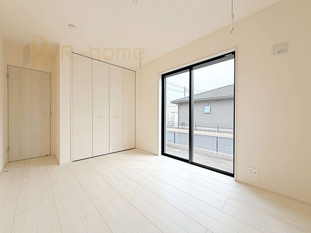 第2古河市諸川　新築戸建て　3号棟の洋室|どんな部屋家具も合わせやすいシンプルな洋室！嬉しいホスクリーン付き♪