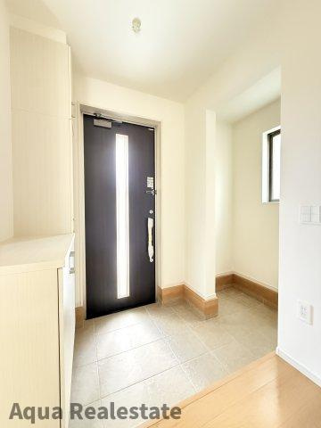 高松市木太町　新築戸建の内装|明るい玄関です