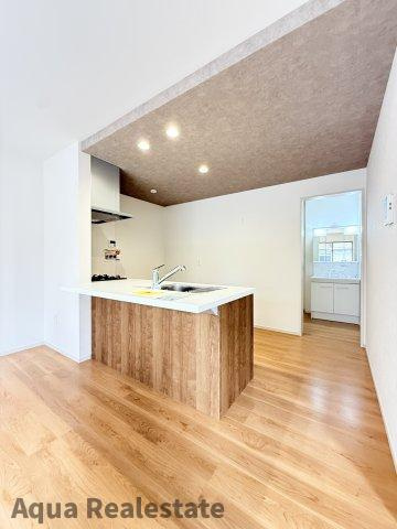 高松市木太町　新築戸建の居間・リビング|こちらの居間で趣味の時間をお楽しみください