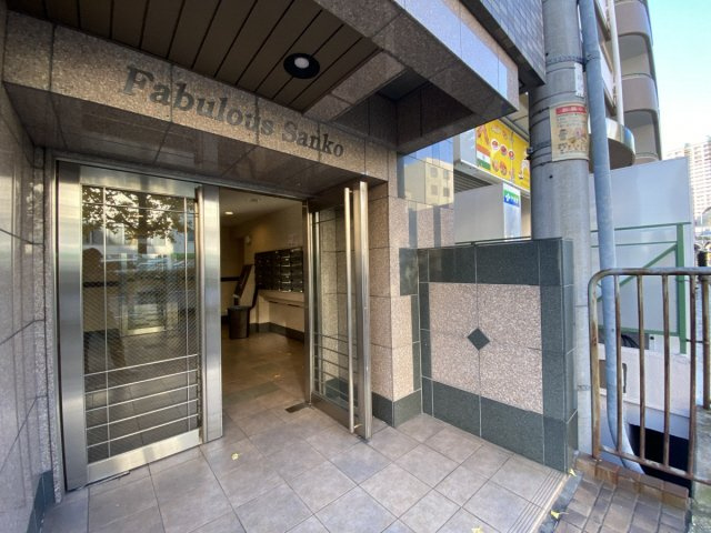 ファビュロウスSANKOのエントランス