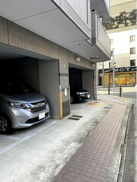 グランディア那古野の駐車場