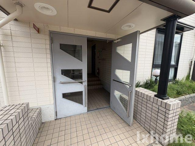 プラスコート南耳原のエントランス